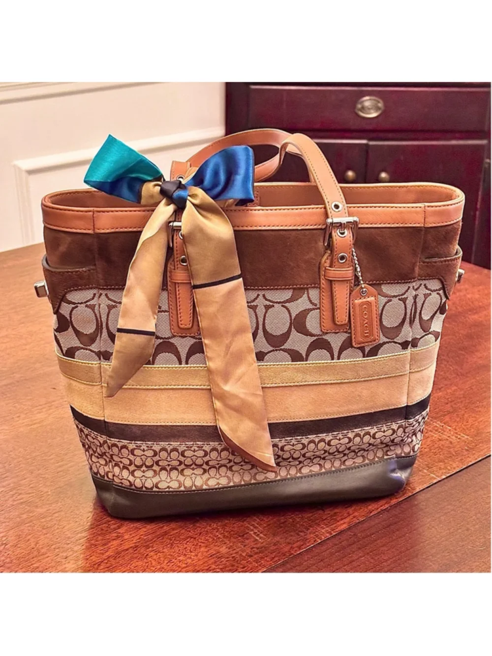 COACH HAMPTONS SIGNATURE PATCHWORK TOTE BAG NWOT BROWN BEIGE AND GOLD